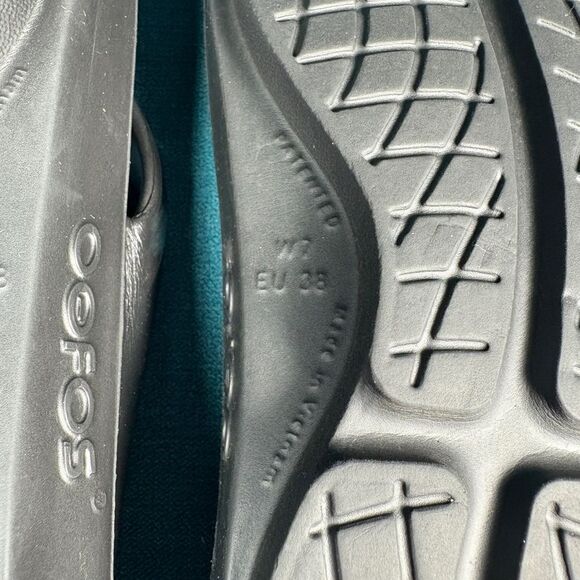 Size 7 - Women’s OOFOS OOlala black flip flops sandals - Picture 6 of 6